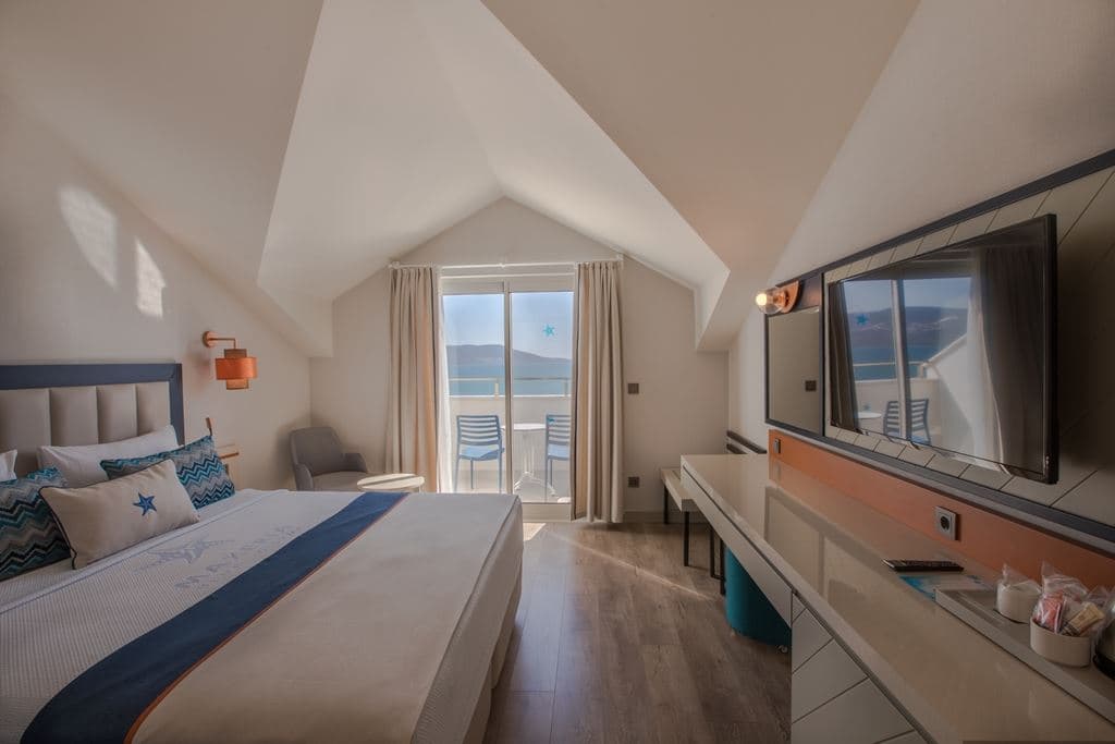 rooms-standard-sea-view-room-with-balcony