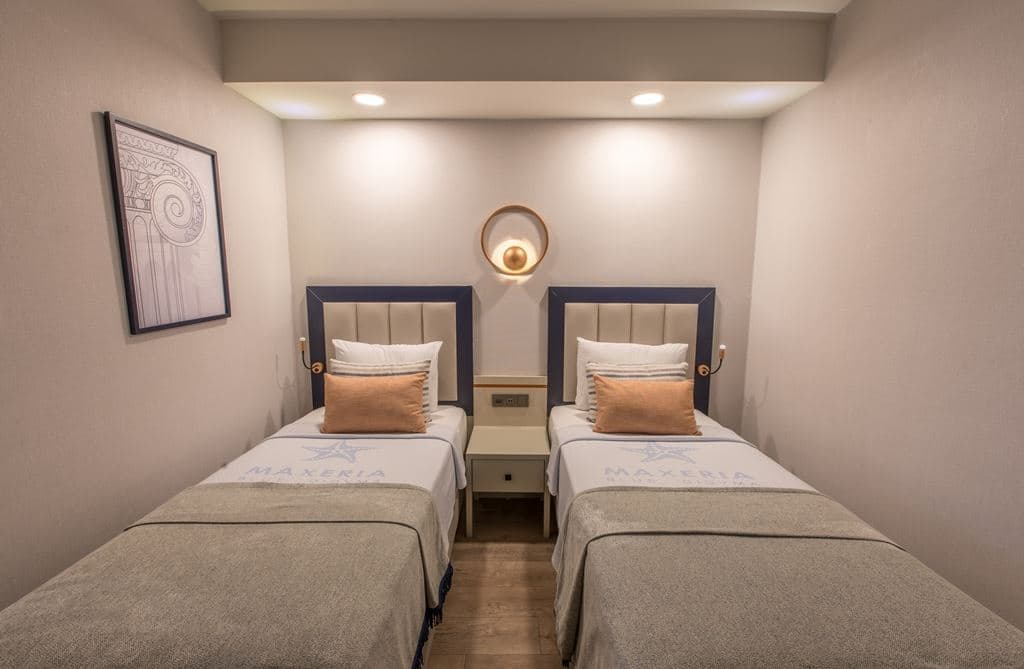 rooms-family-room-with-side-sea-view