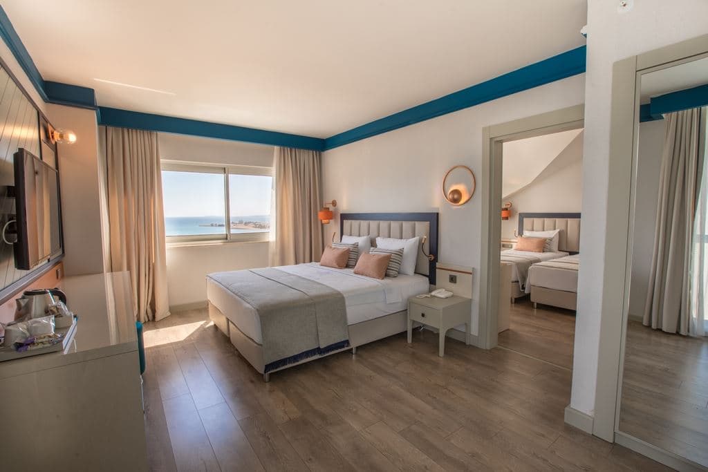 rooms-family-corner-room-with-sea-view