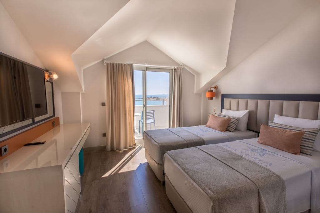 rooms-family-corner-room-with-sea-view