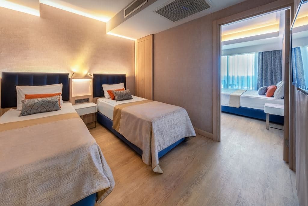 rooms-family-superior-swimup-land-view