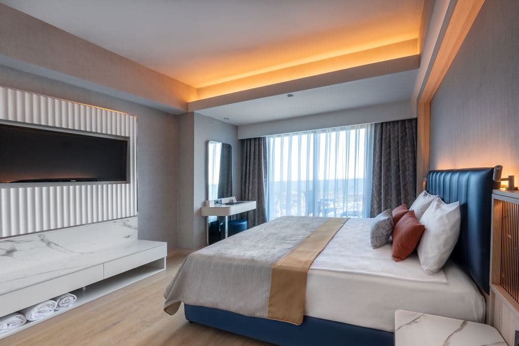 rooms-family-superior-swimup-land-view