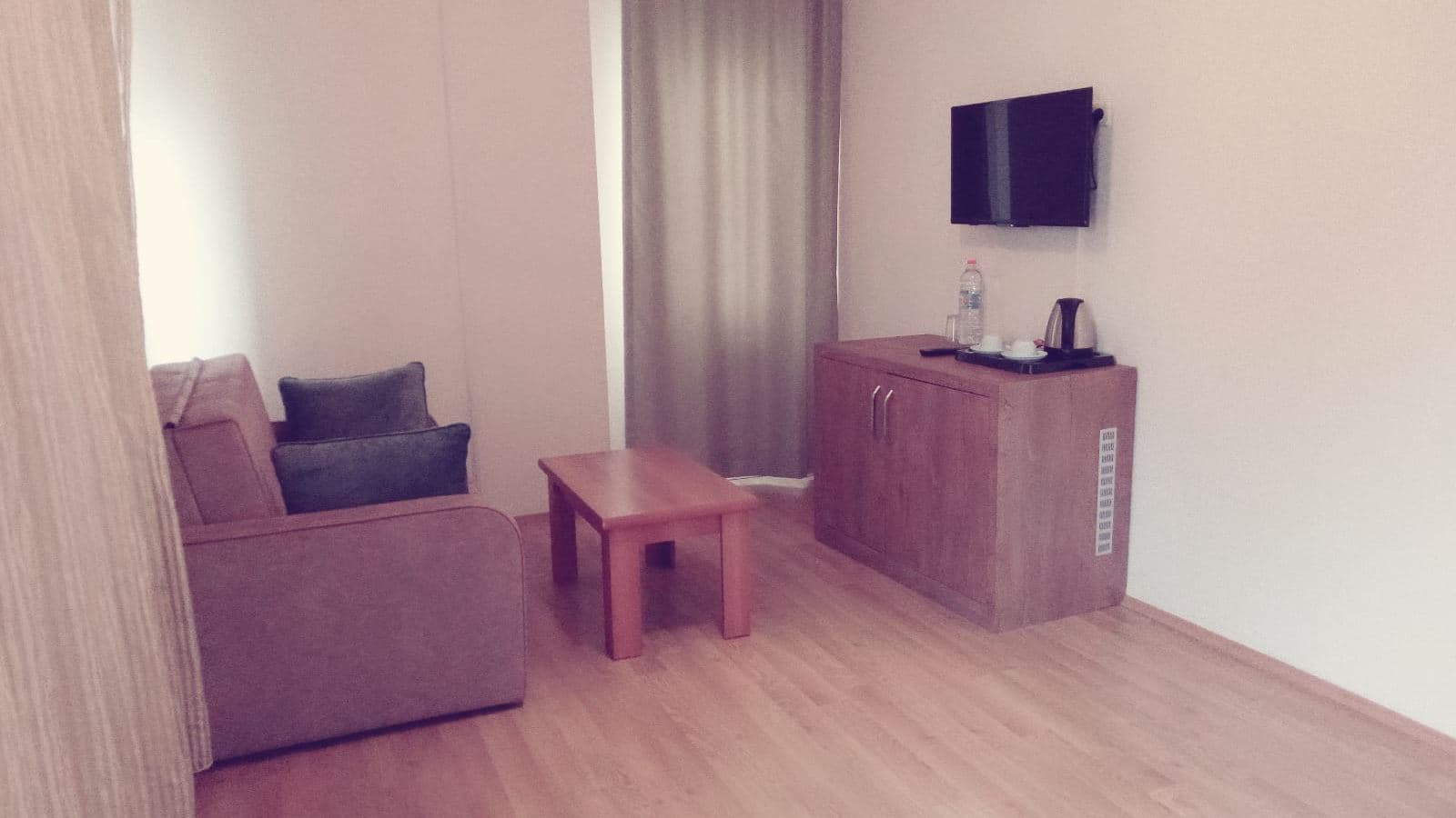 rooms-coral-room