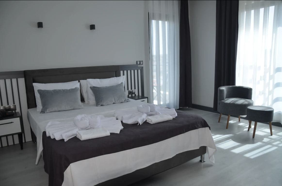 rooms-standard-room-pool-view