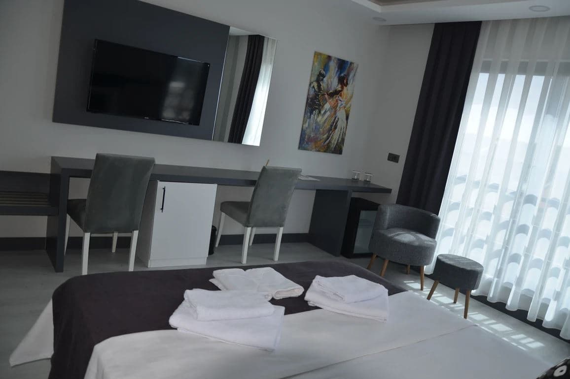 rooms-standard-room-pool-view