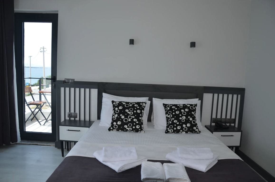 rooms-standard-room-pool-view