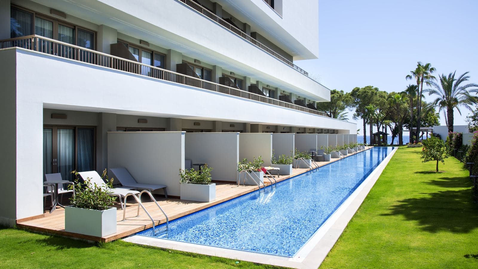 rooms-swim-up-room