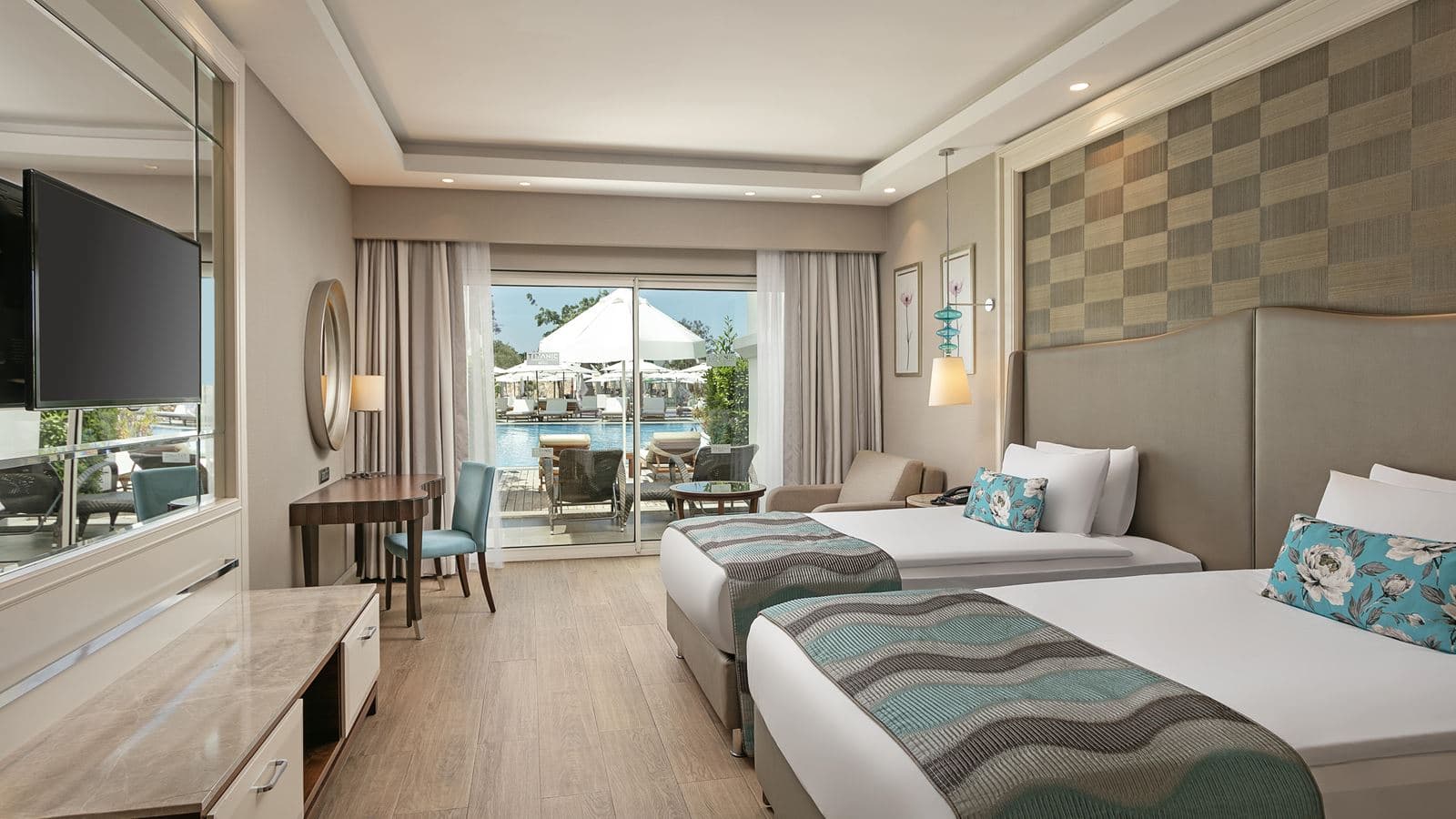 rooms-family-pool-suite-swim-up