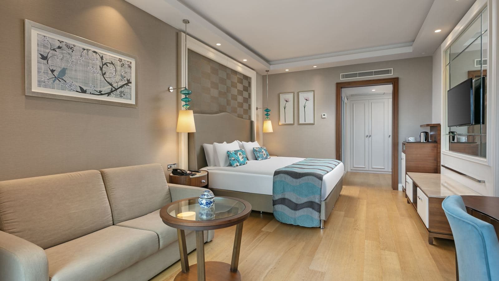 rooms-family-pool-suite-with-balcony