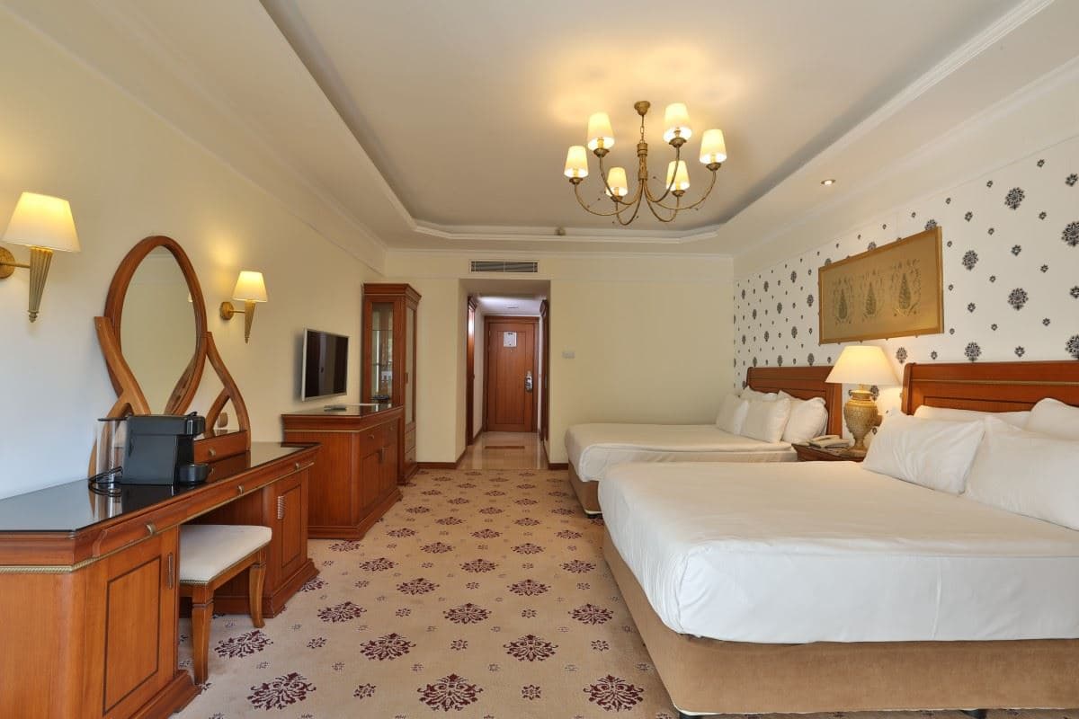 rooms-coral-room