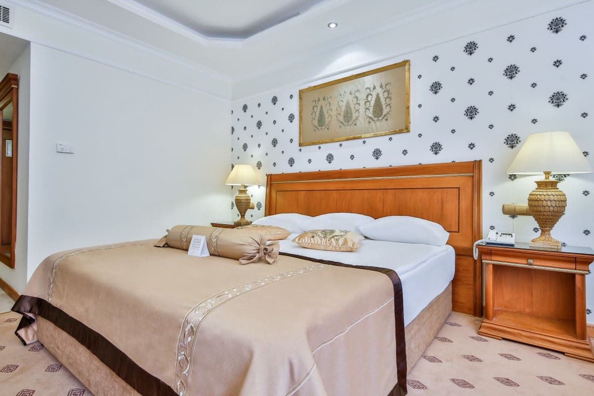 rooms-coral-room