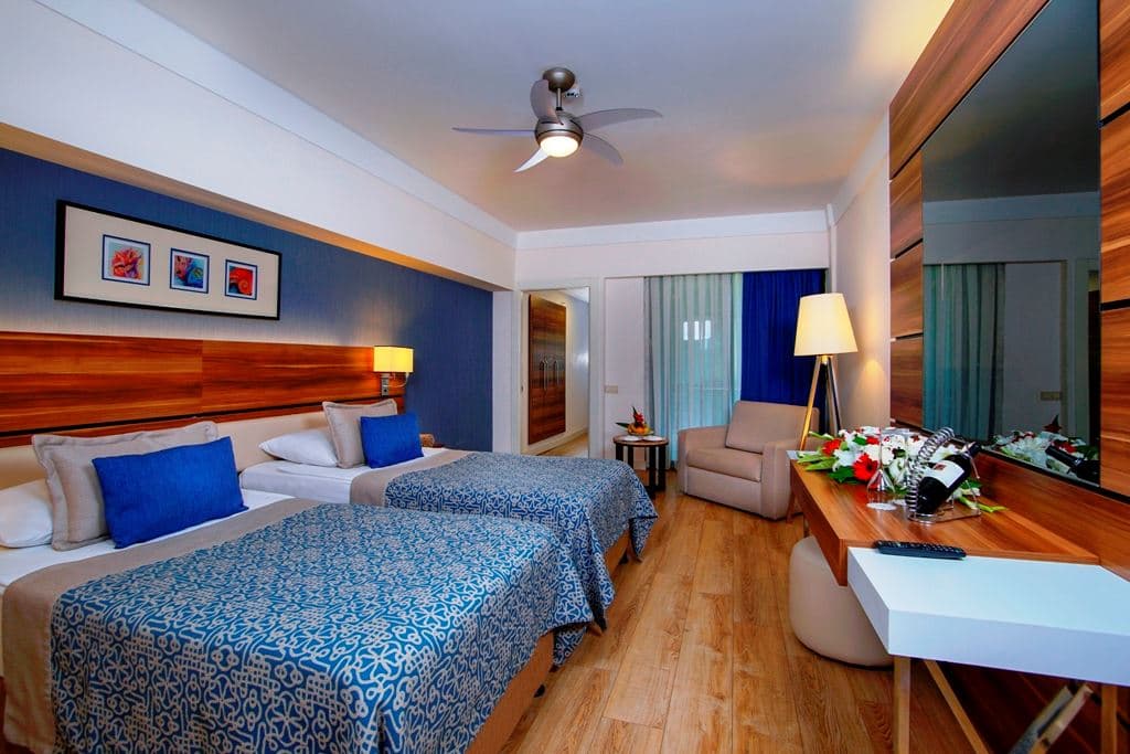 rooms-delux-family-room