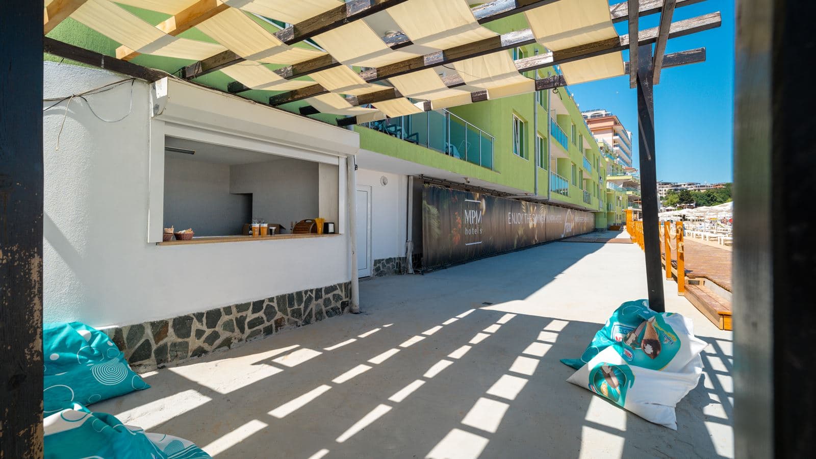 bars-beach-stall