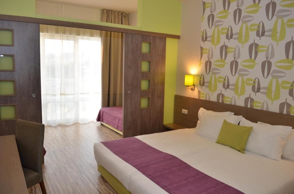 rooms-standard-familyroom-balcony