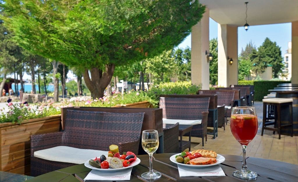 bars-taperia-malecon-from-beg-june-until-end-sept