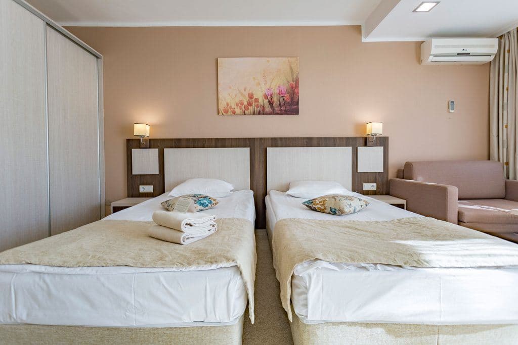 rooms-doubletwin-pool-view