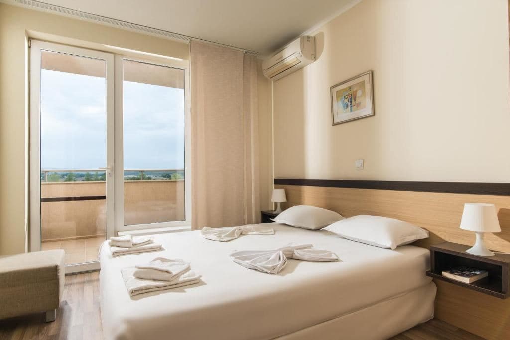 rooms-2-bedroom-standard-apartment-mountainview