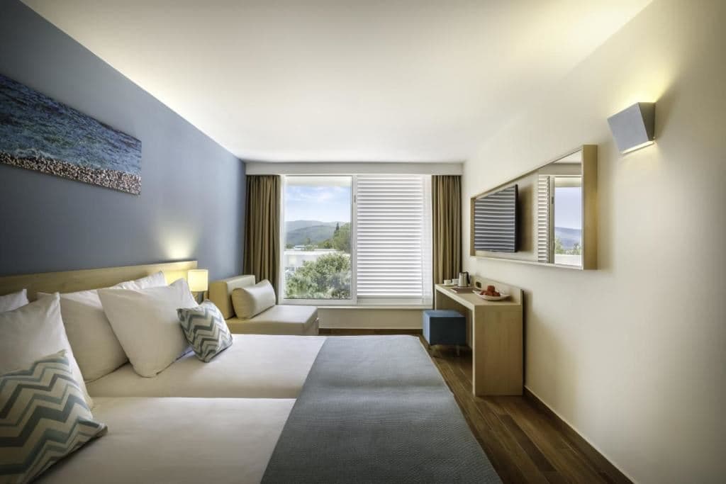 rooms-triple-classic-room