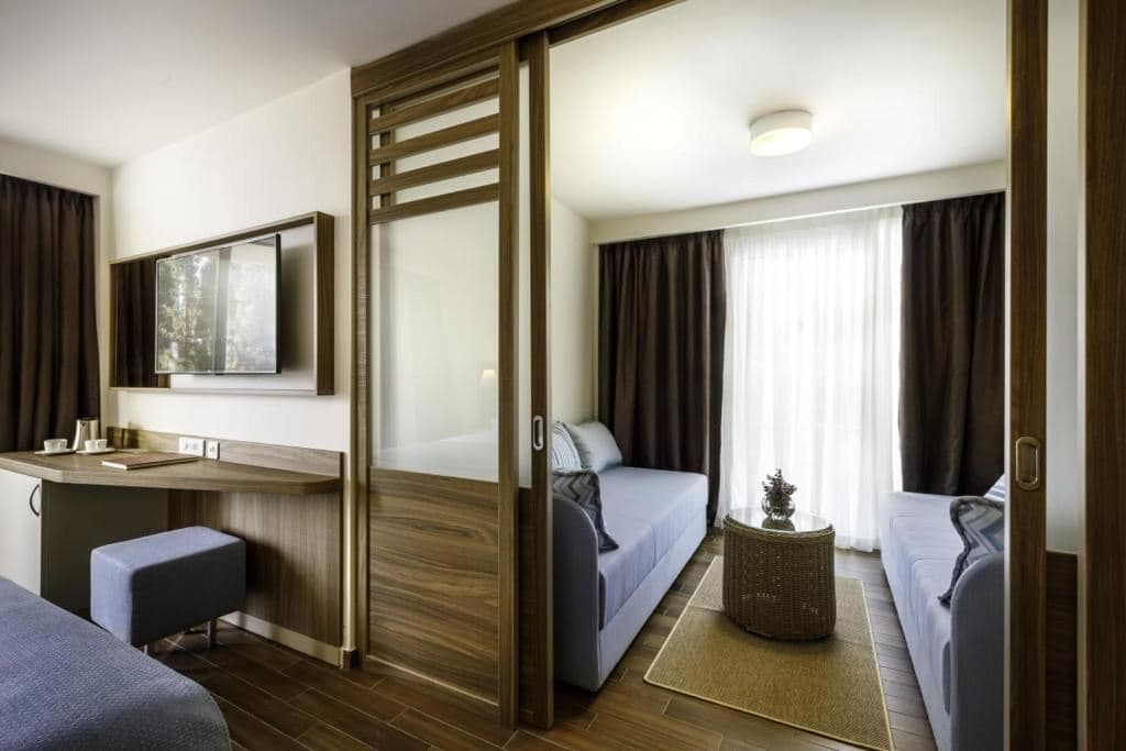rooms-standard-familyroom-balcony