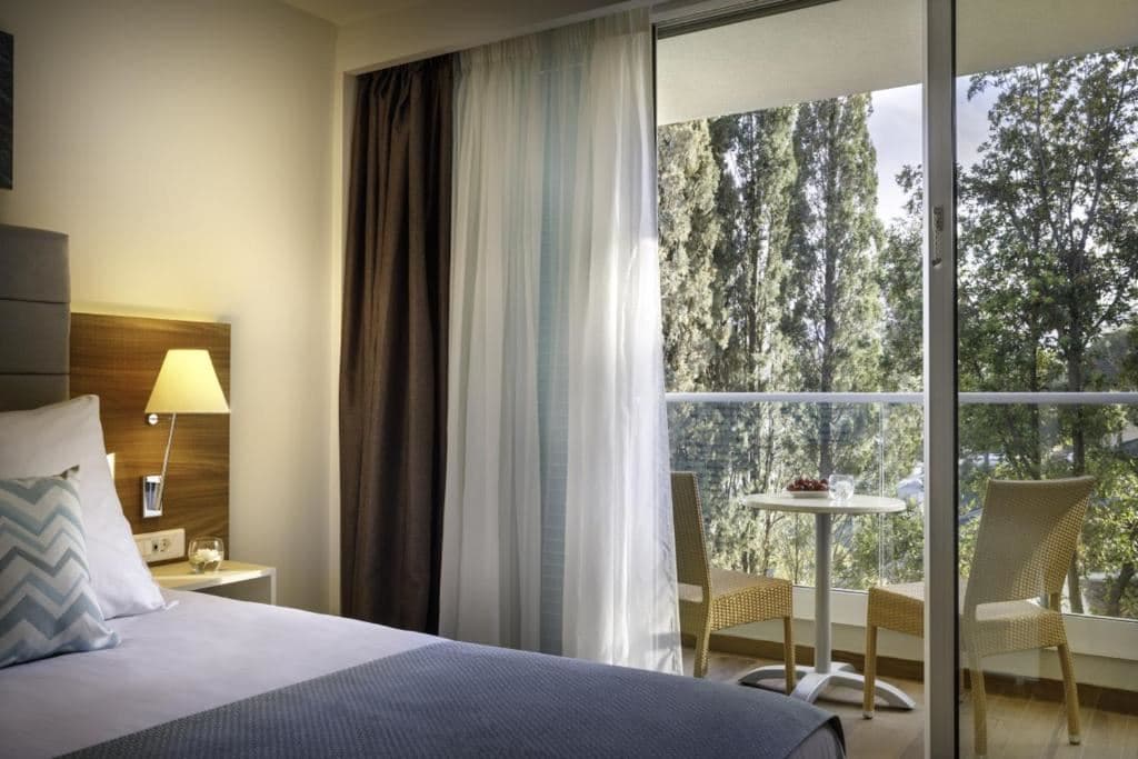 rooms-standard-familyroom-balcony