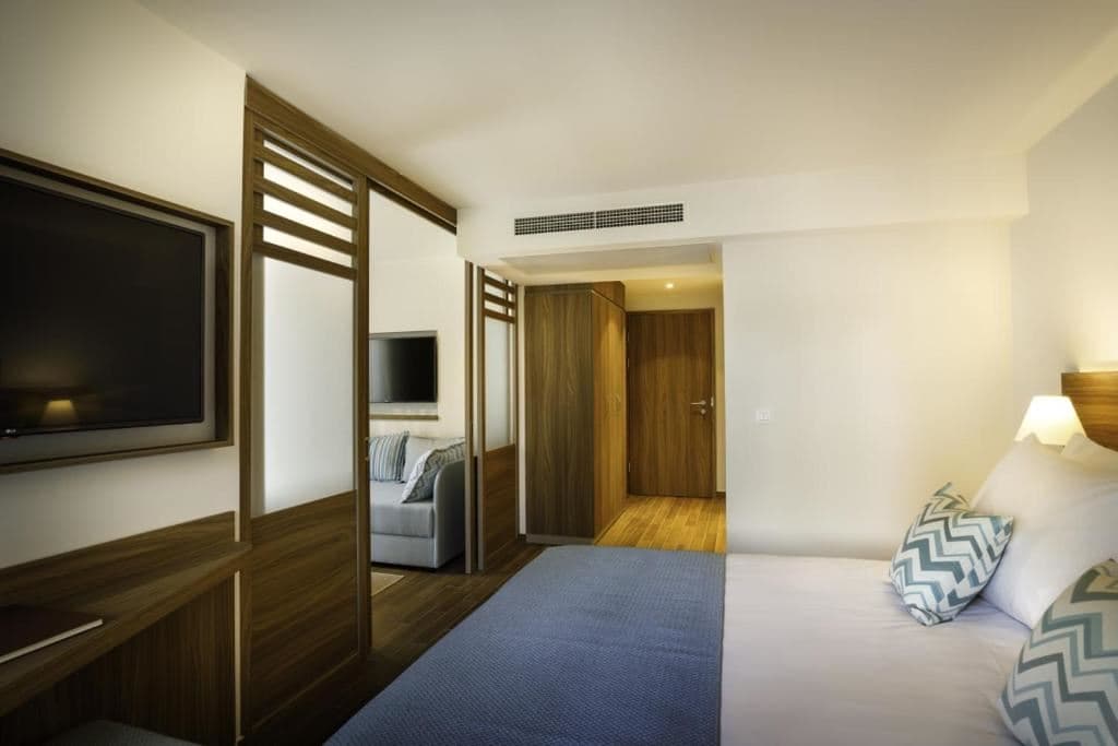 rooms-standard-familyroom-balcony