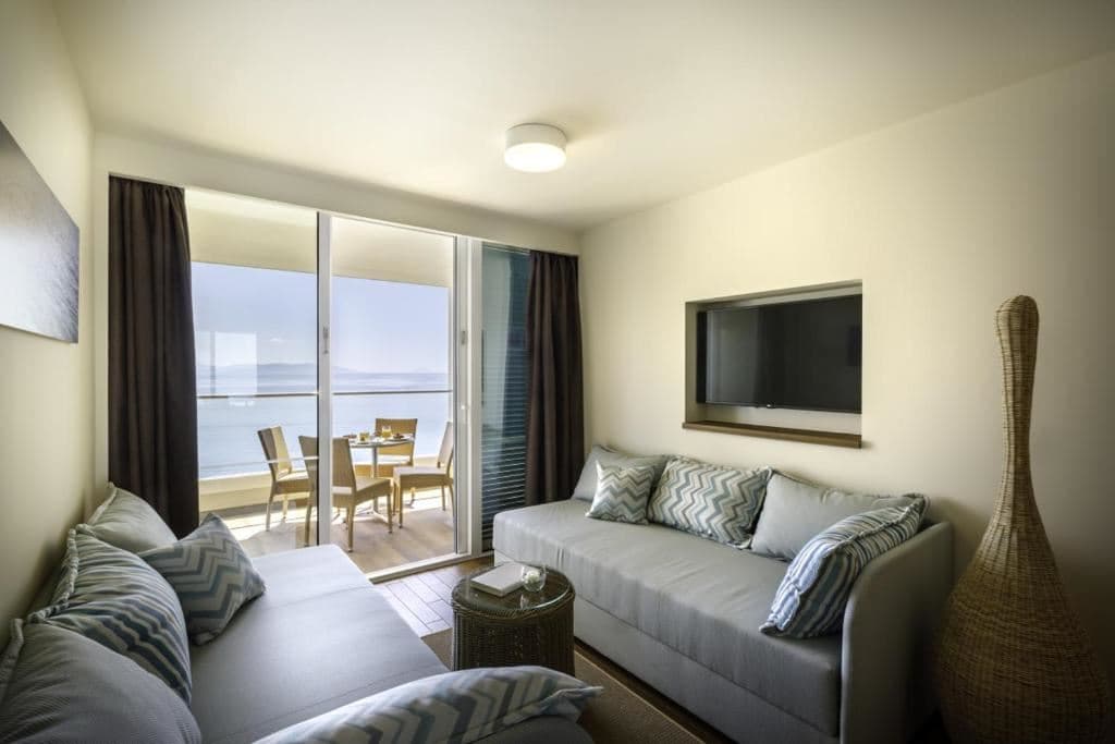 rooms-standard-familyroom-seaview-balcony