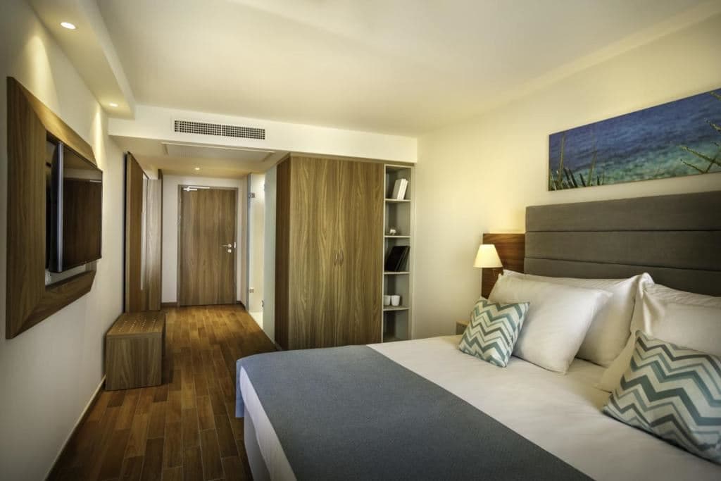 rooms-standard-familyroom-seaview-balcony