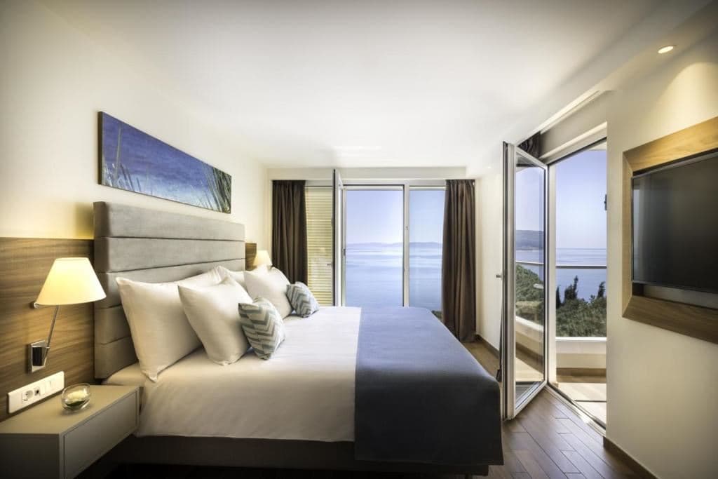 rooms-standard-familyroom-seaview-balcony