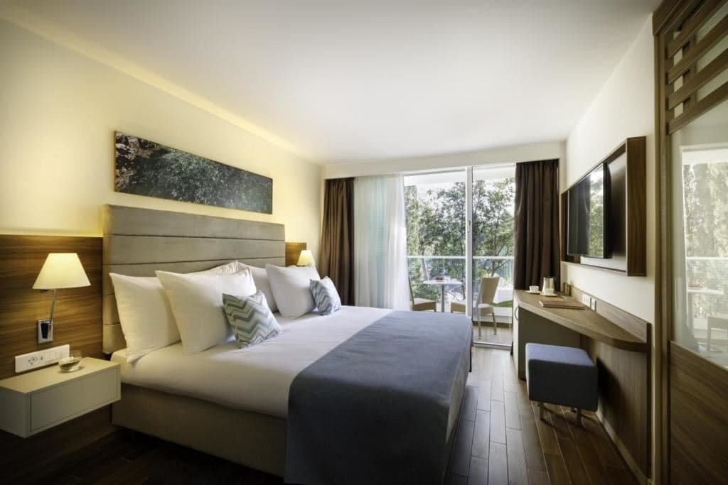 rooms-standard-familyroom-seaview-balcony