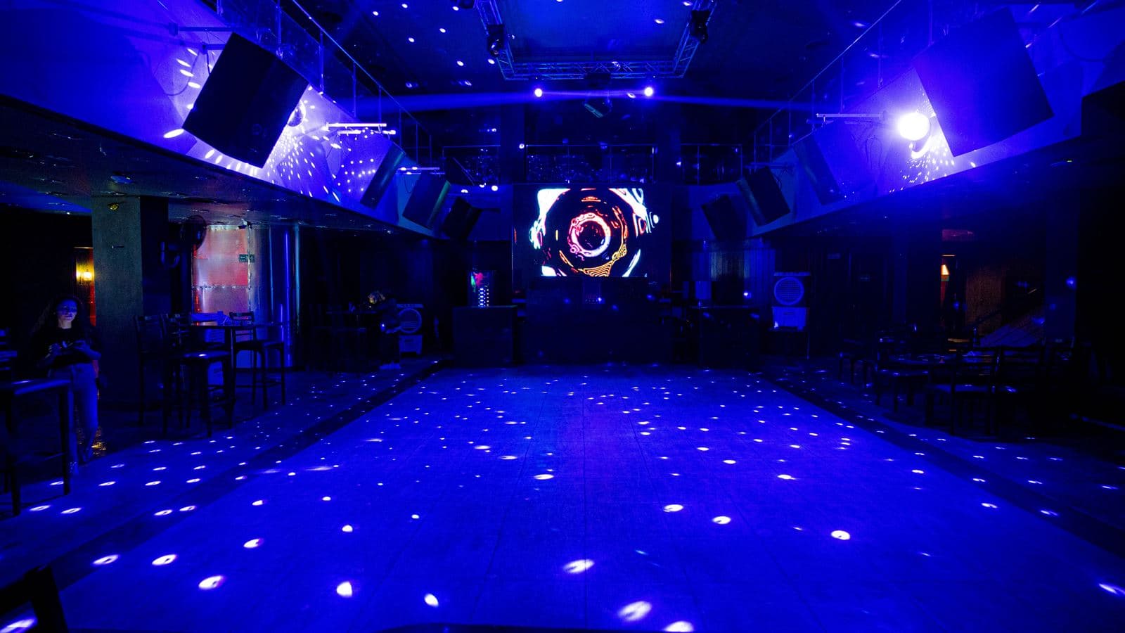 bars-red-club