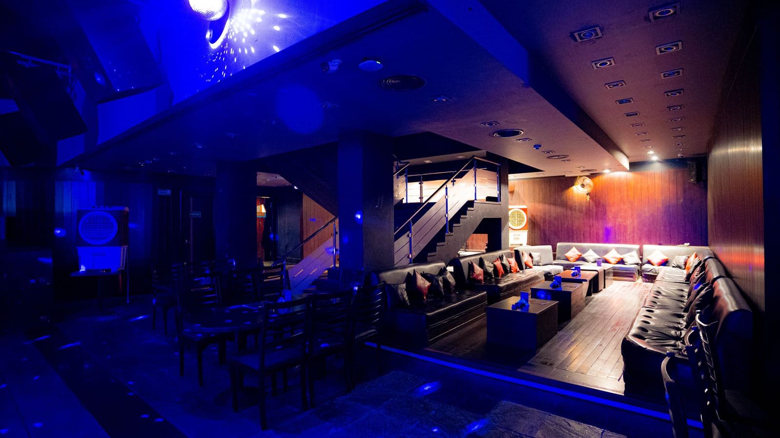 bars-red-club