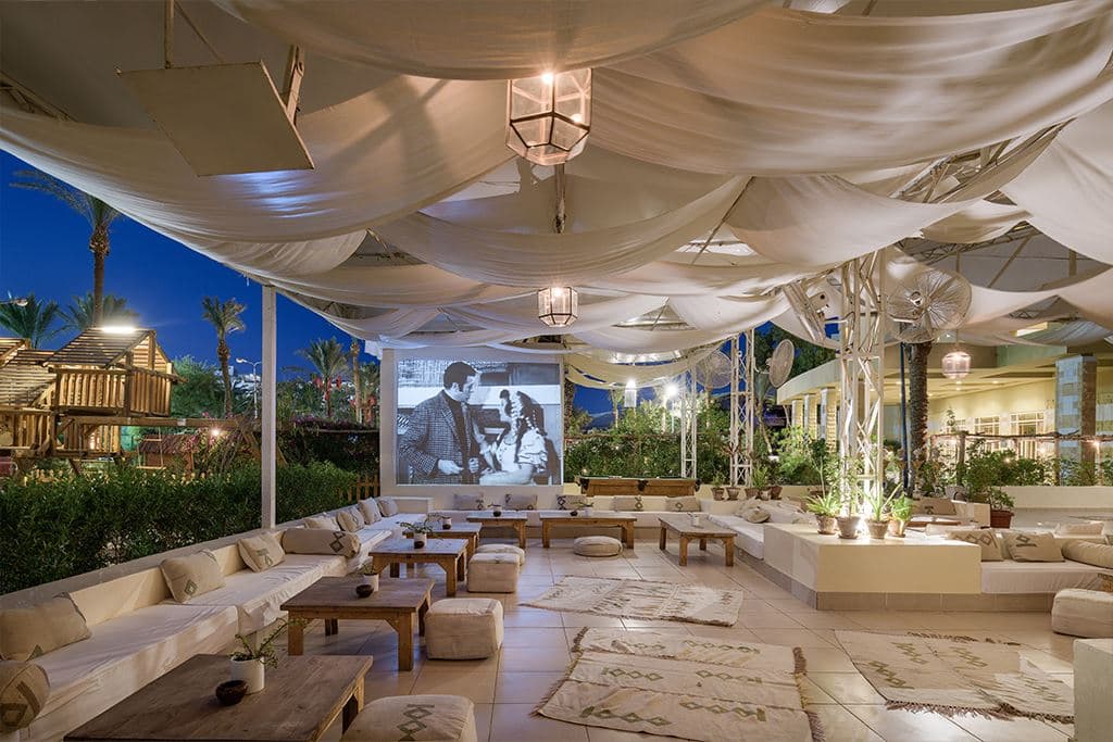 bars-zaza-lounge-smoking-area