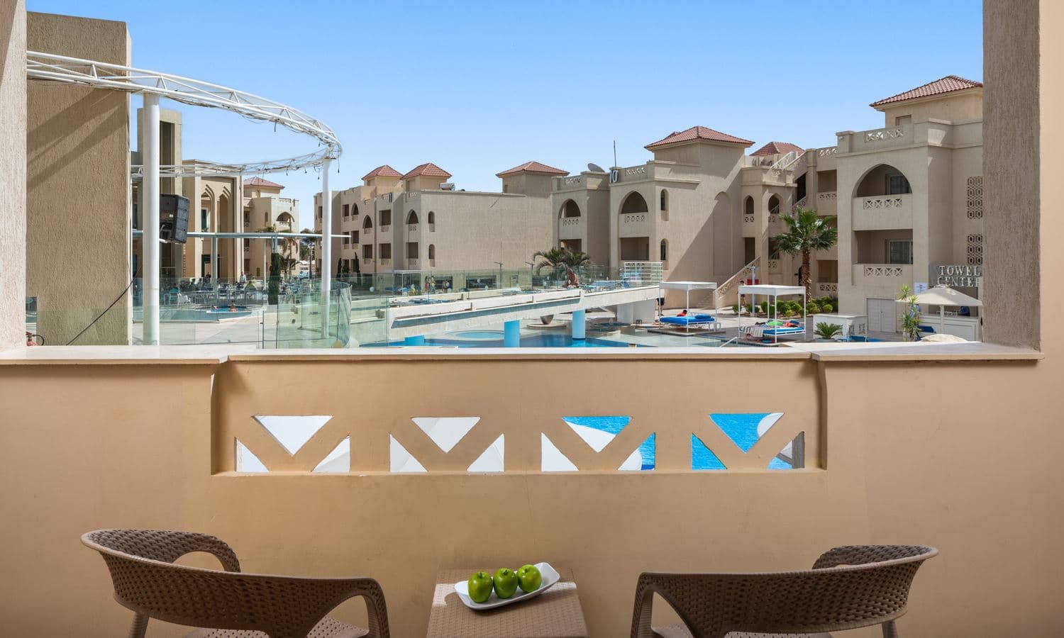 rooms-standard-room-pool-view