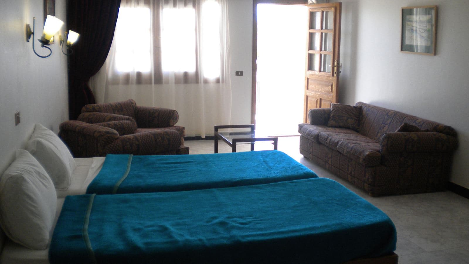 rooms-family-room-side-sea-view