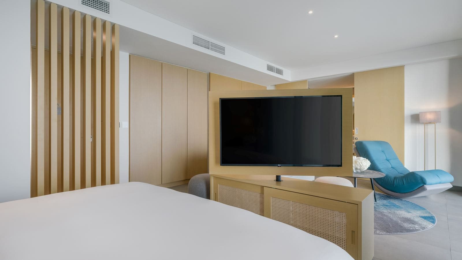 rooms-corner-suite-beach--pool-view