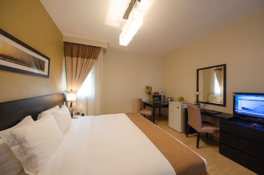 rooms-apartment-deluxe-two-double-beds