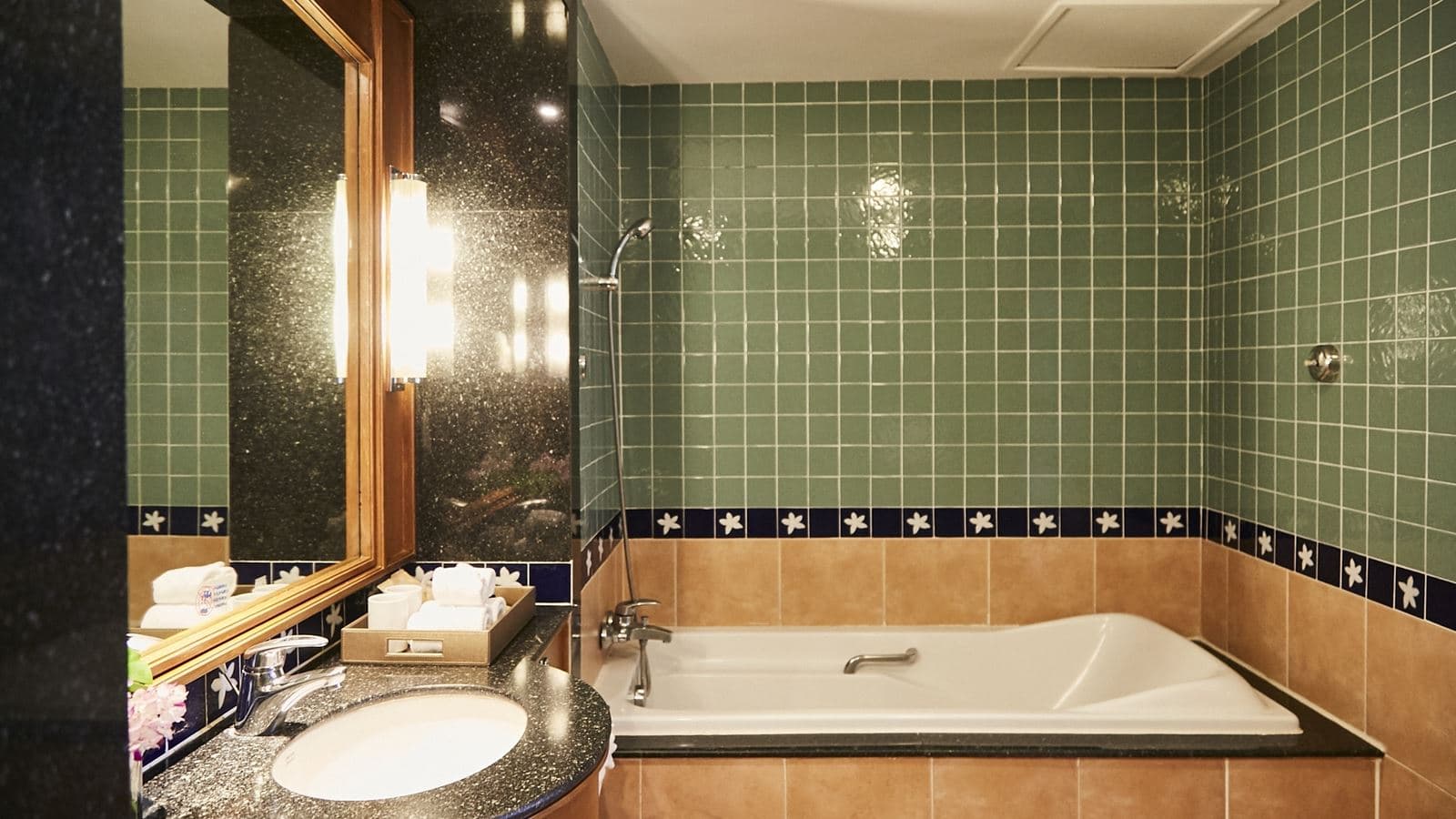 rooms-suite-pool