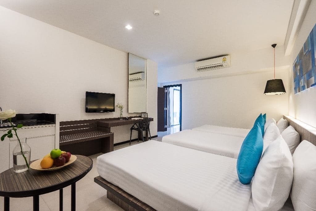 rooms-deluxe-pool-view