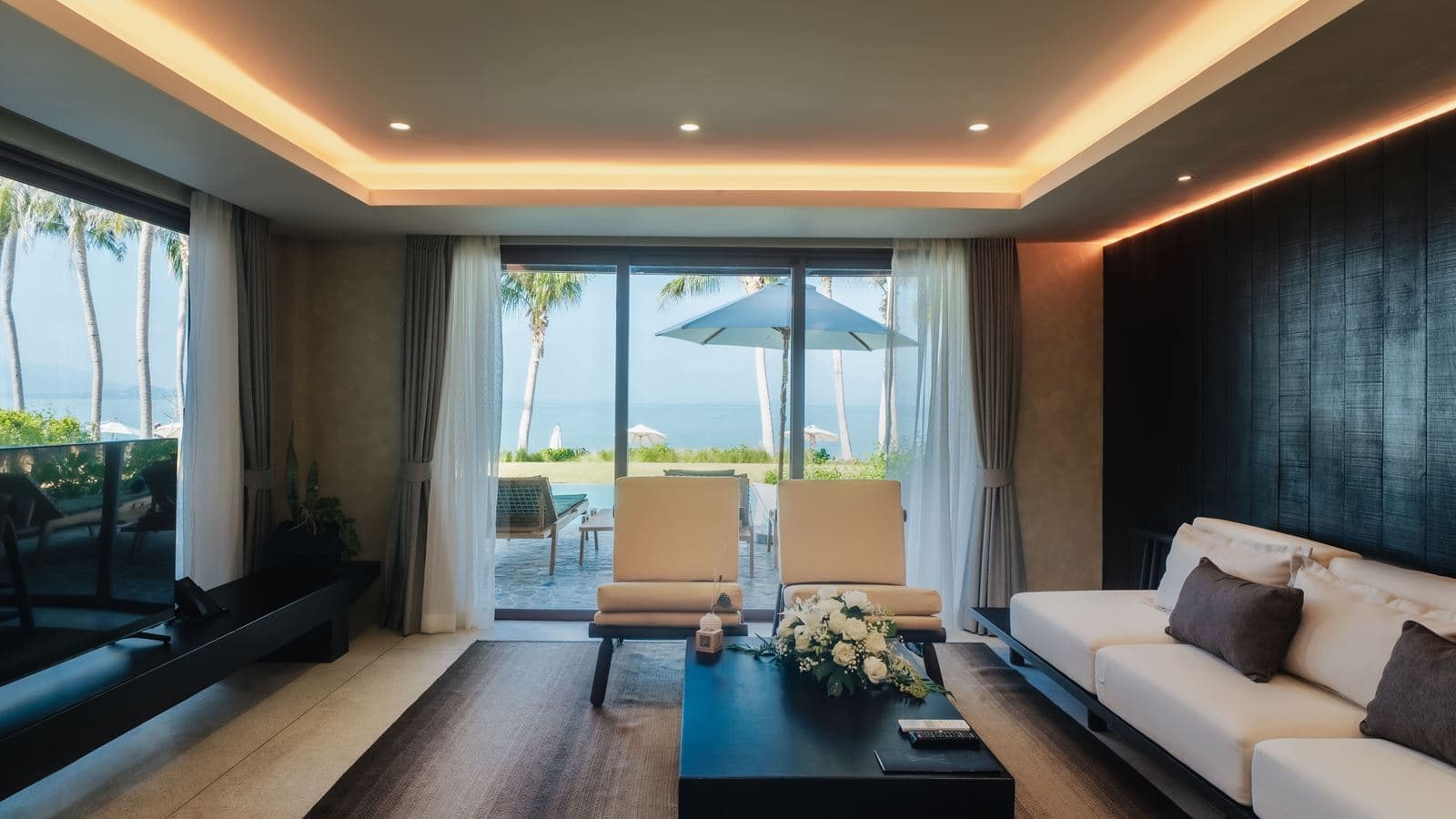 rooms-lux-4-bedroom-grand-beachfront-pool-villa