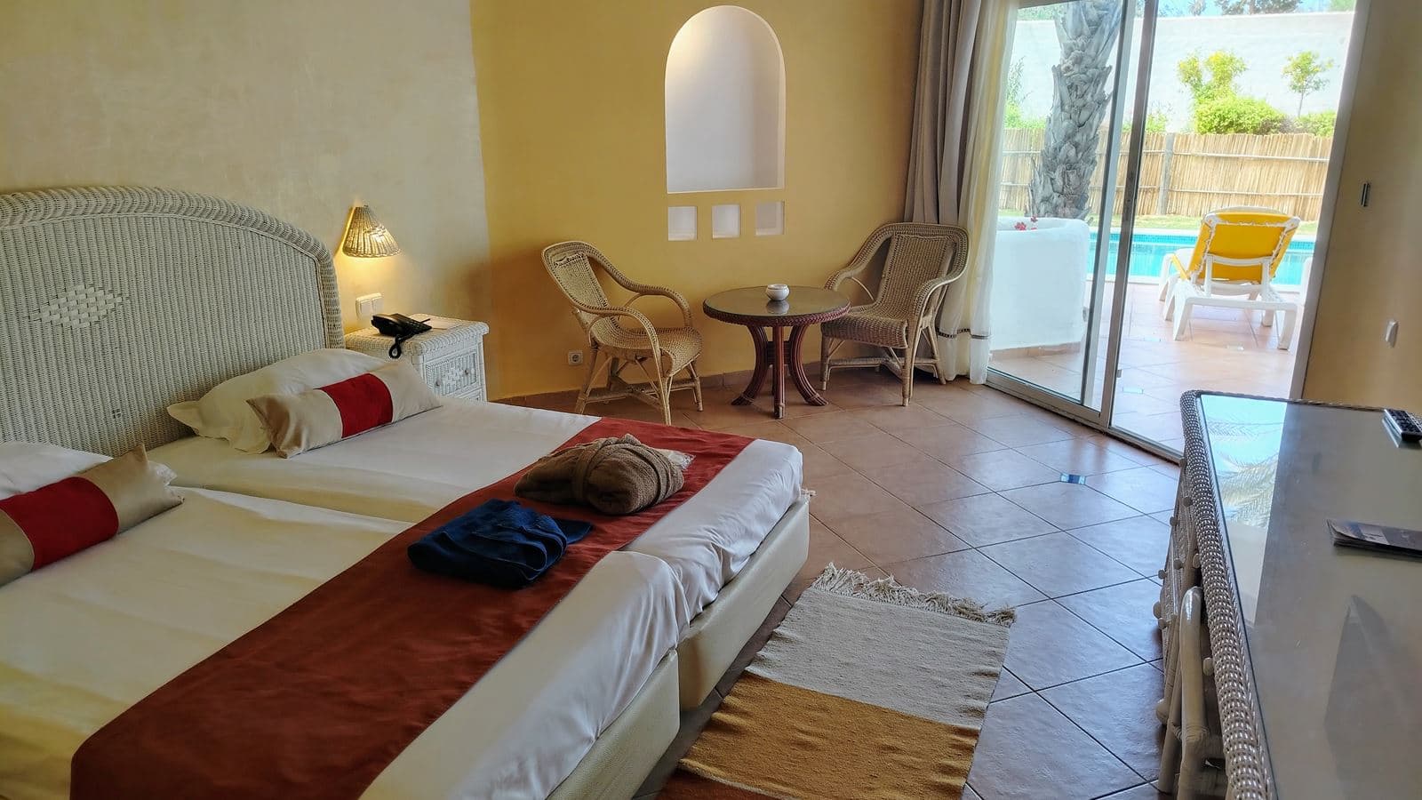 rooms-swim-up-room