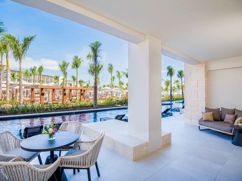 rooms-club-ocean-view-one-bedroom-master-swim-up-suite