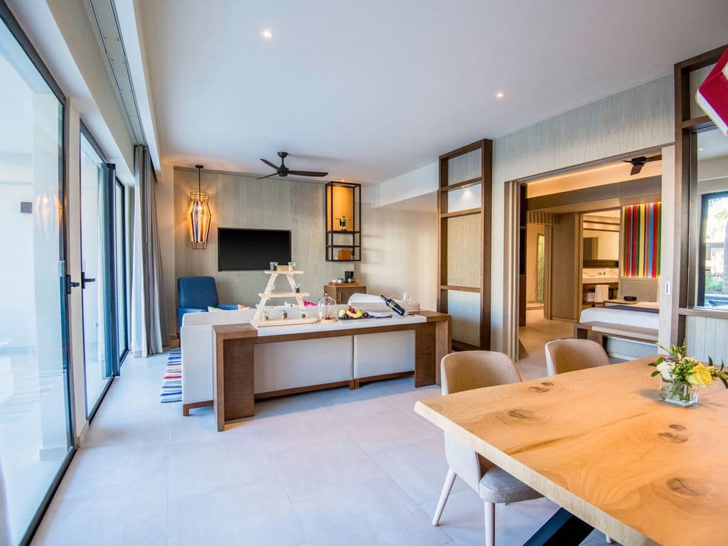 rooms-club-ocean-view-one-bedroom-master-swim-up-suite
