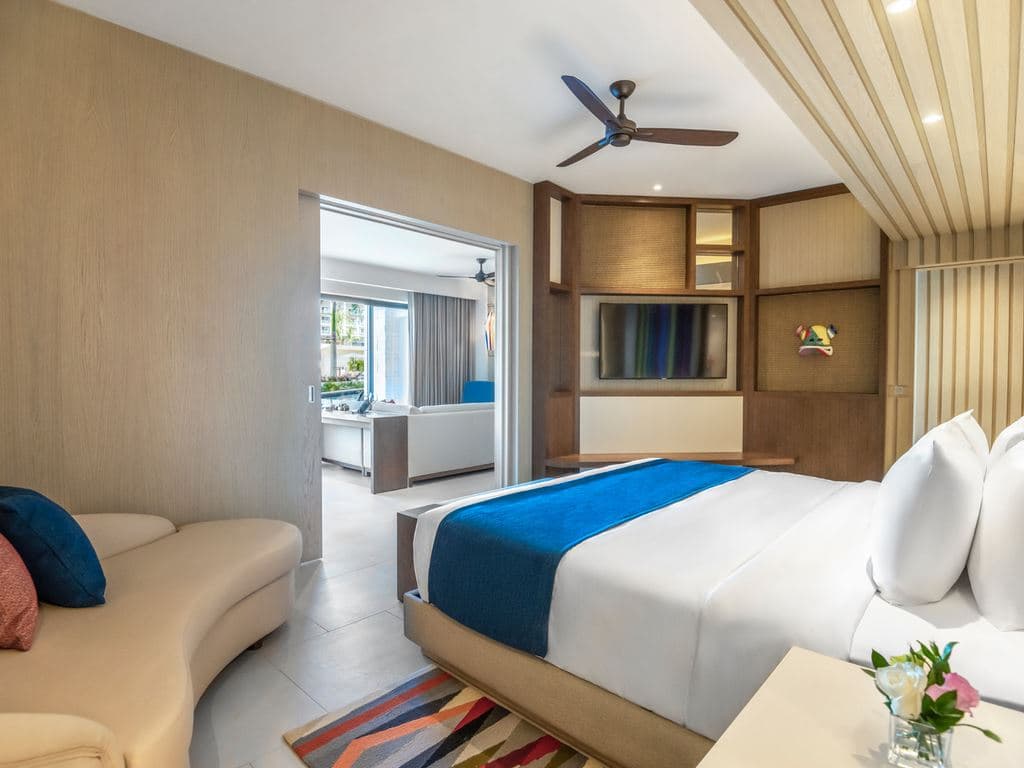 rooms-club-ocean-view-one-bedroom-master-swim-up-suite