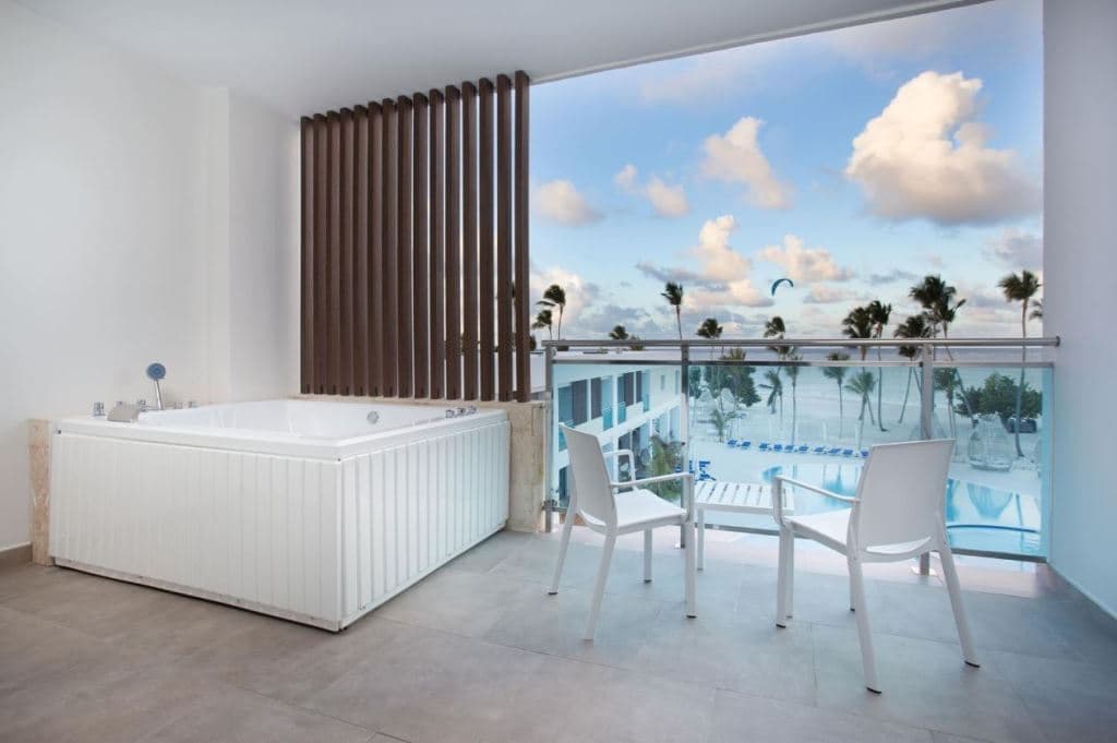 rooms-premium-suite-outdoor-jacuzz