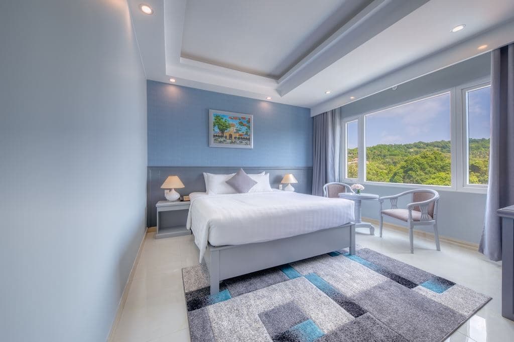 rooms-suite-with-window