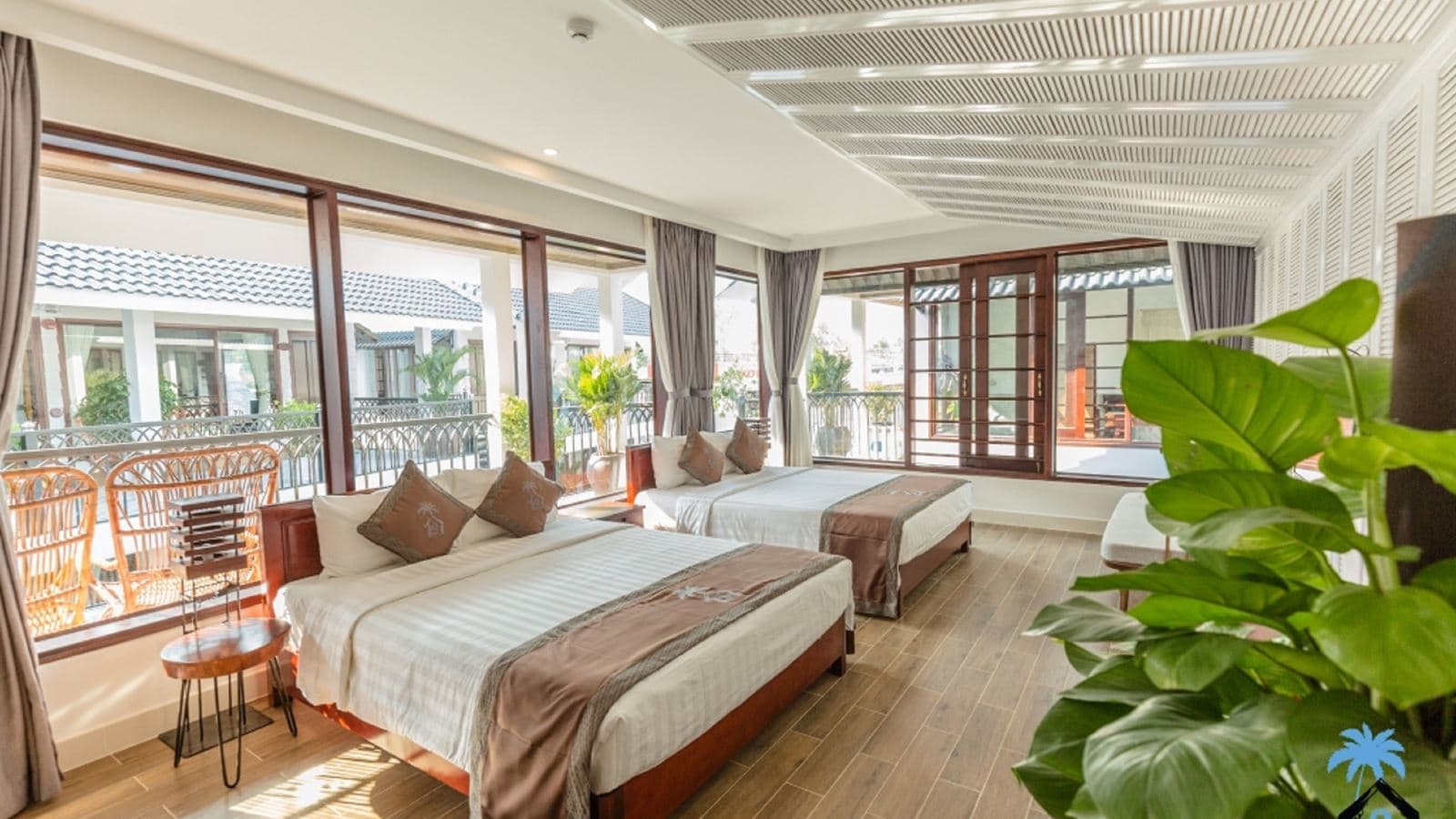 rooms-deluxe-family-room-balcony