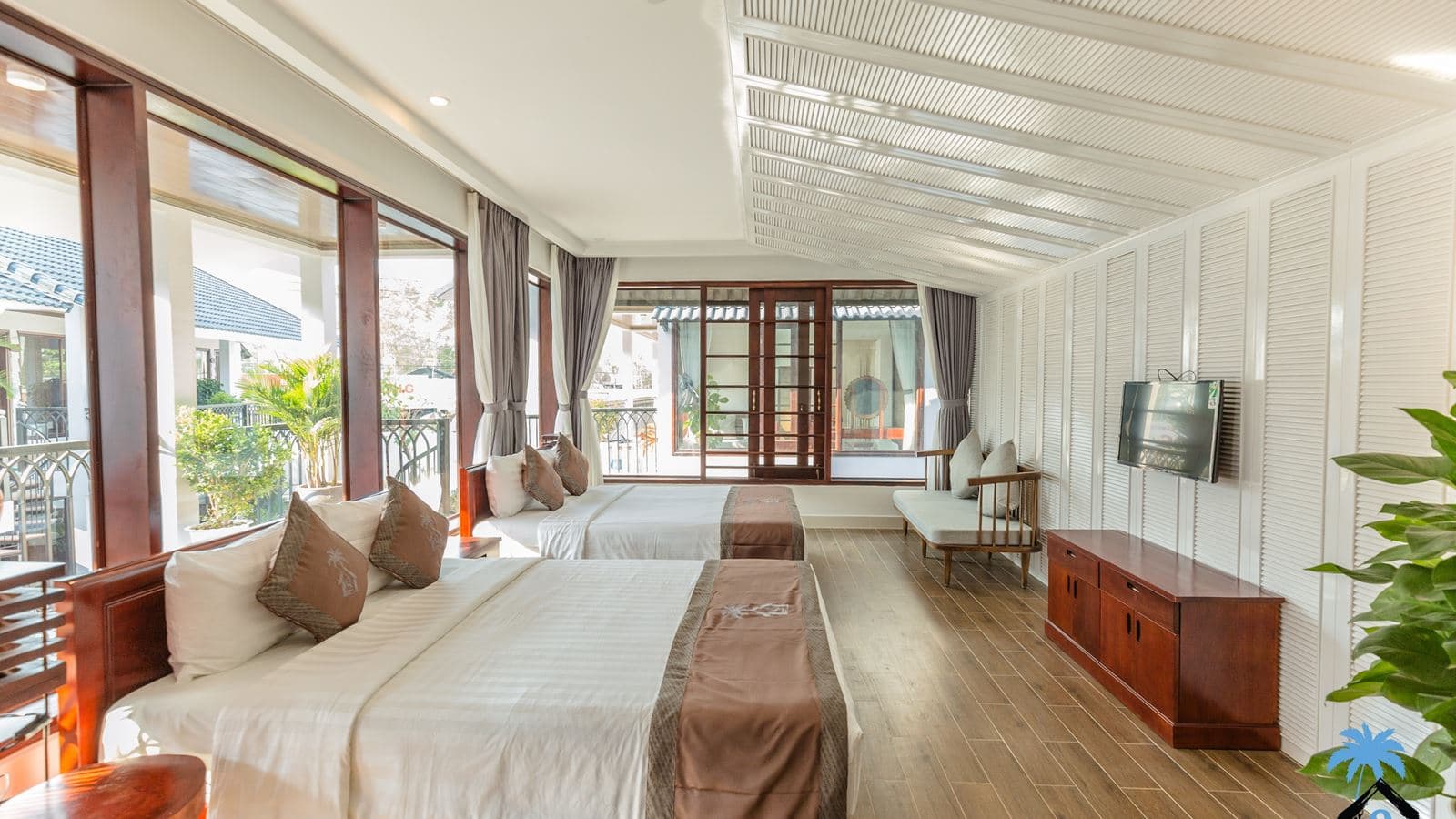 rooms-deluxe-family-room-balcony