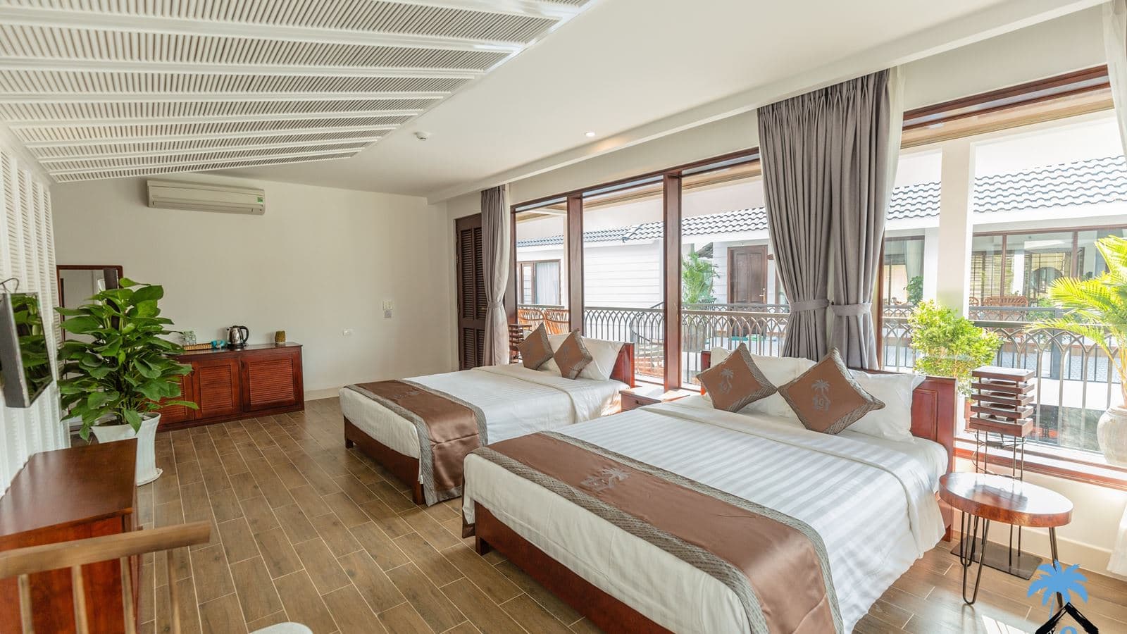 rooms-deluxe-family-room-balcony