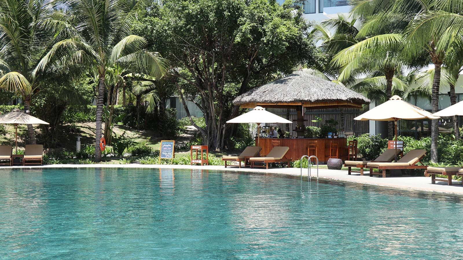 bars-aqua-pool-bar