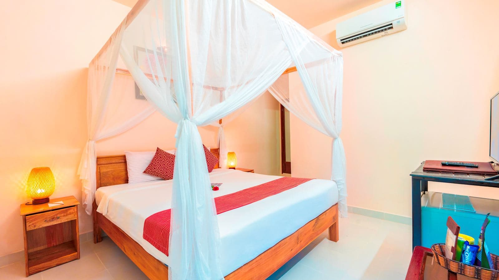 rooms-room-standard-with-balcony-gardenview